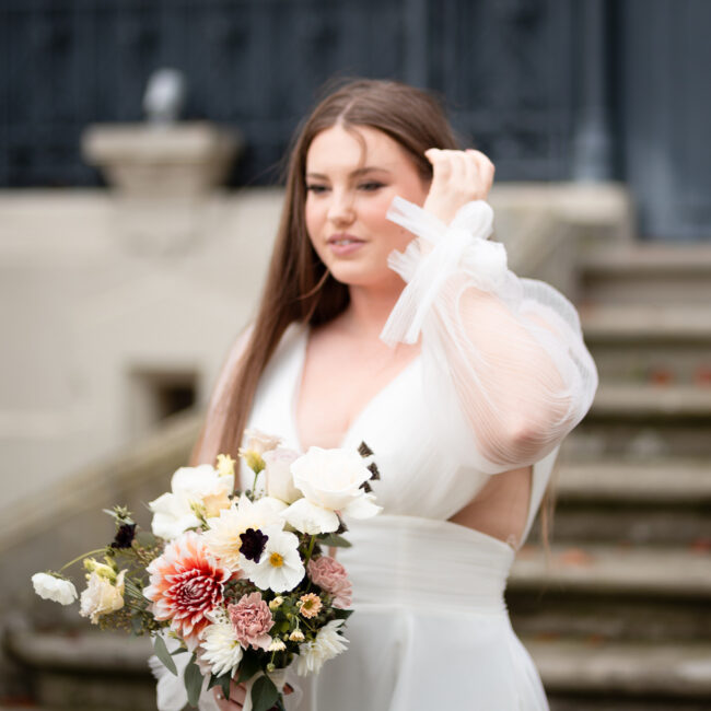 mariée tenant son bouquet lors d'une immersion mariage en alsace ambiance lumineuse pour une éclaircie en novembre