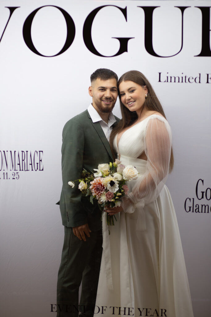 couple de mariés prenant la pose dans une wedding box à la villa des Hêtres Pourpres en alsace