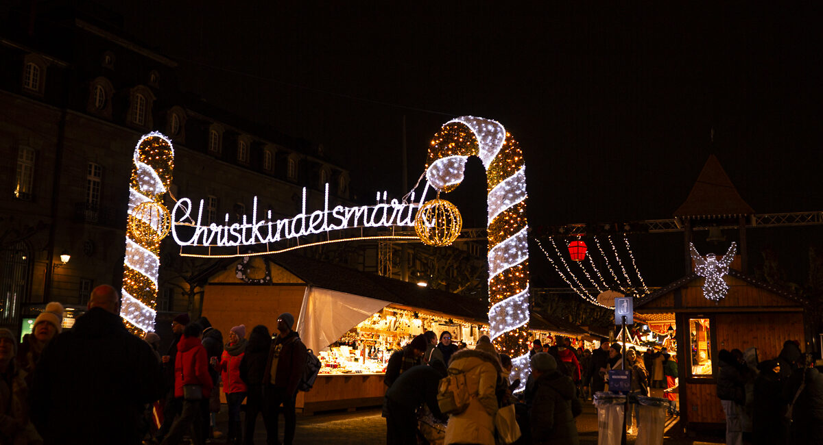 place Brooglie à Strasbourg, l'arche de l'entrée au marché de noël