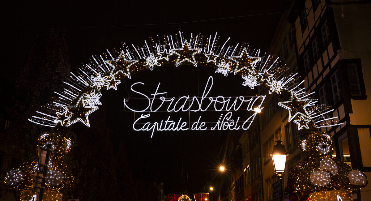 Marché de noël à Strasbourg A l'une des entrée du marché à la nuit tombée