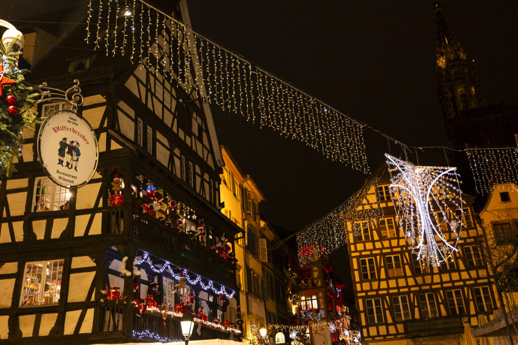 illuminations de nuit en décembre rue des Maroquin à Strasbourg