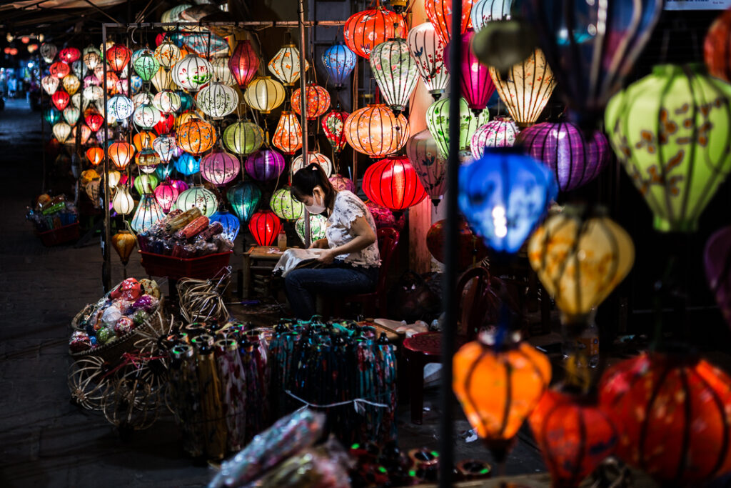 les lanternes illuminent la ruelle de nuit