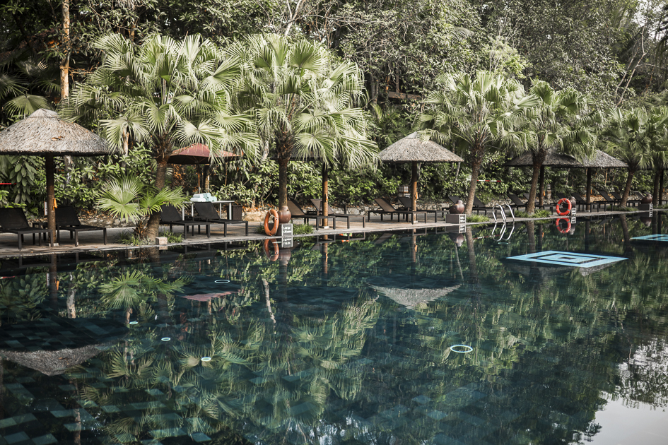 Piscine de l'hôtel dans un cadre de verdure