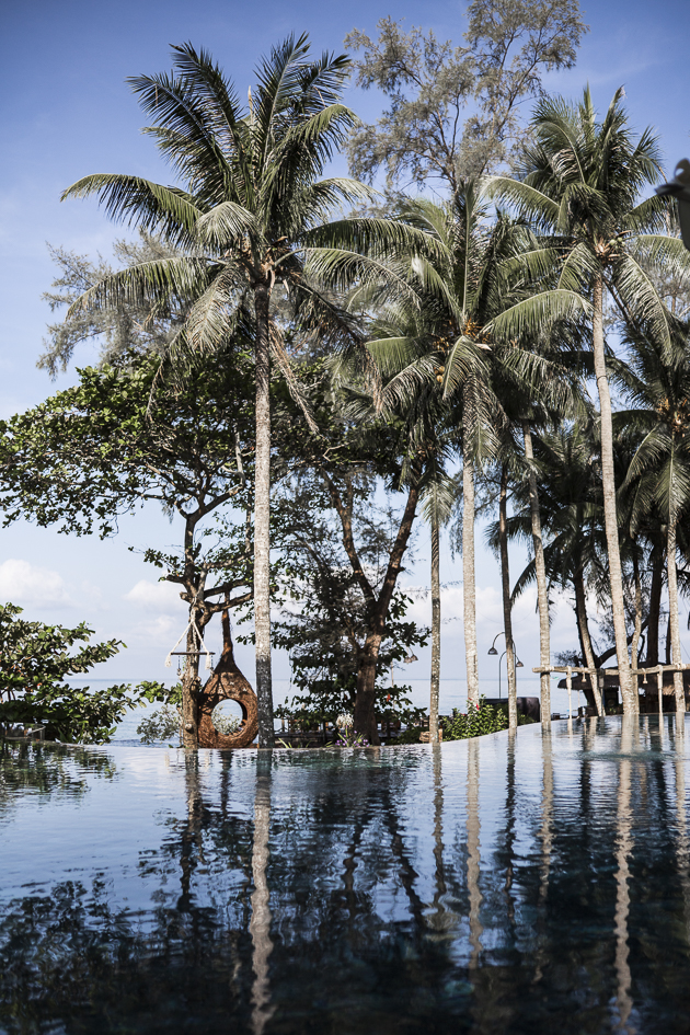la piscine, les palmiers et le ciel bleu sur l'île de Phu Quoc