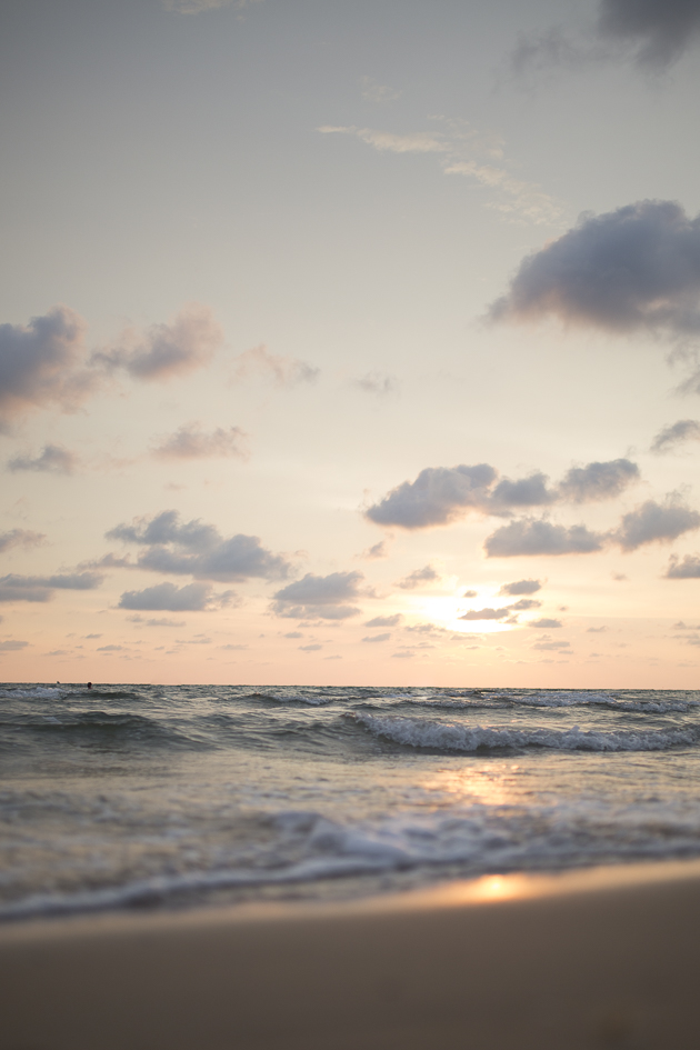coucher de soleil pastels sur la plage sur une île au Vietnam