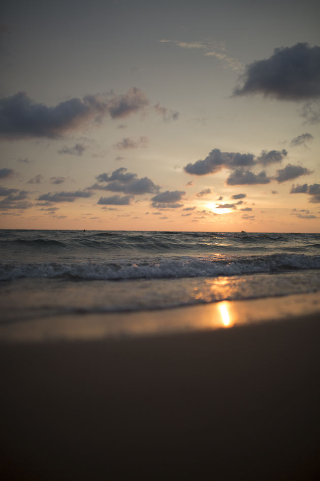 plage et coucher de soleil sur l'île au vietnam