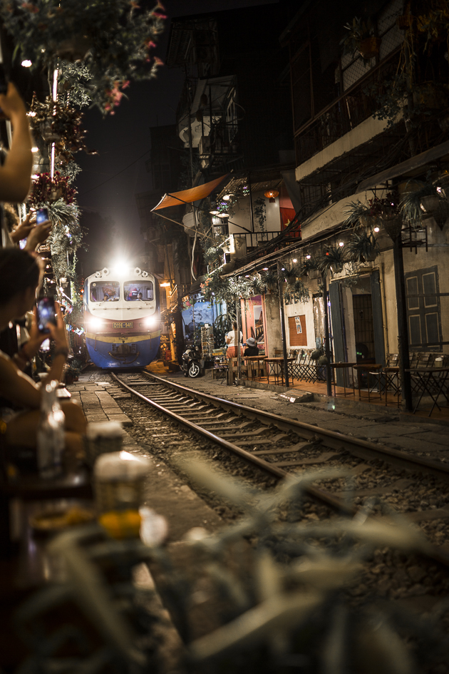 A hanoi au vietnam, train passant dans une rue avec les restaurant aux abords