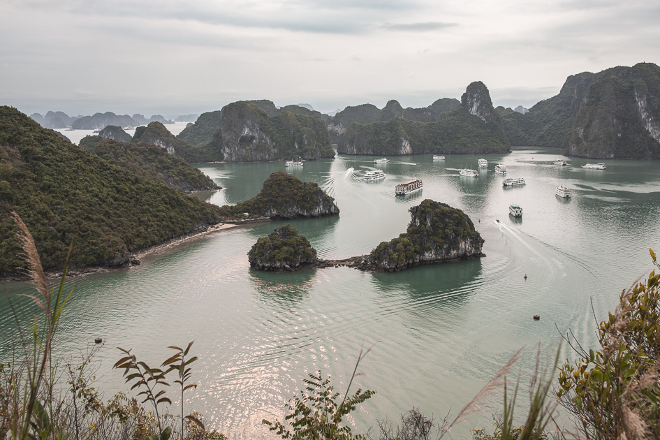 Vue d'en haut sur la Baie d'Halong au Vietnam