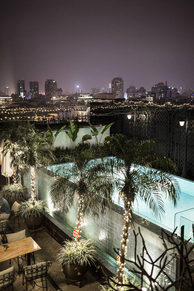 Vue sur la piscine de l'hôtel à Hanoï. Photo de nuit prise sur le rooftop
