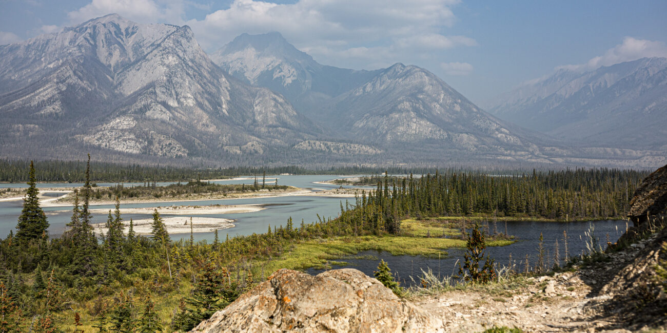 deux lacs canadiens bleu clair et bleu foncé, dans un paysage ensoleillé