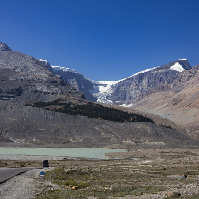 vue sur un glacier de l'ouest canadien avec un ciel bleu et dégagé