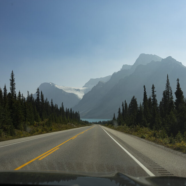 route menant vers les montagnes et lacs de l'ouest canadien en colombie britannique