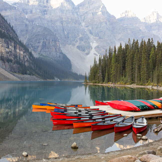 levé de soleil au bord du lac morraine au canada. les canoës sont prêts
