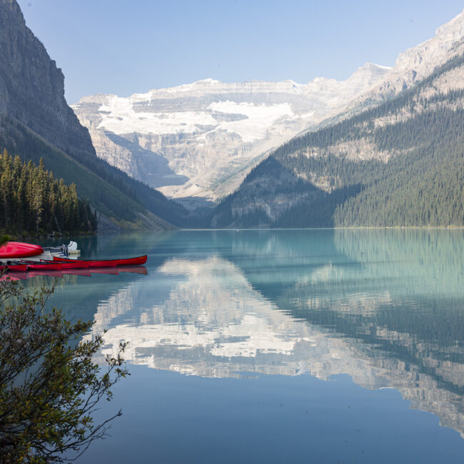 la lac louise au canada lors d'un jour ensoleillé et ciel bleu. l'ambiance est paisible