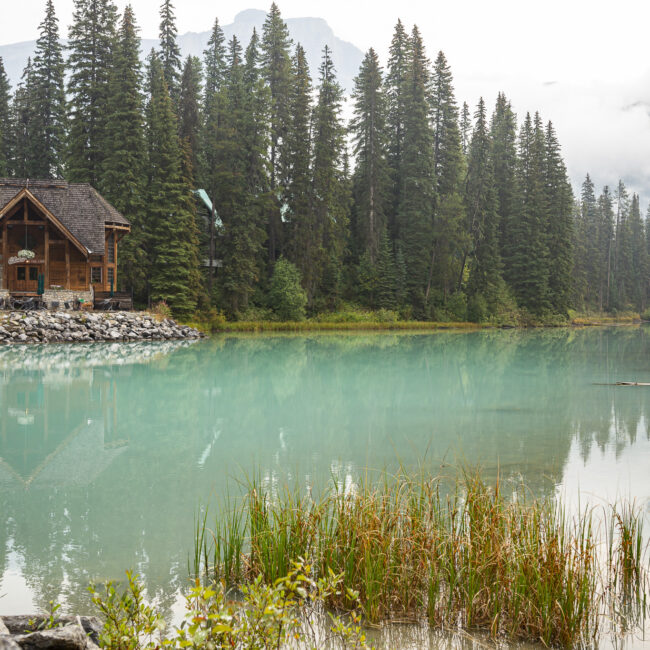 vue brumeuse sur le lac emerald. Le petit chalet entourée de ce lac de couleurs vert émeraude