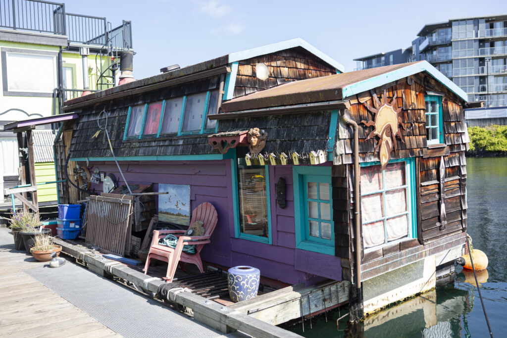 maison en bois et en couleurssur le ponton du port de victoria sur l'île de vancouver