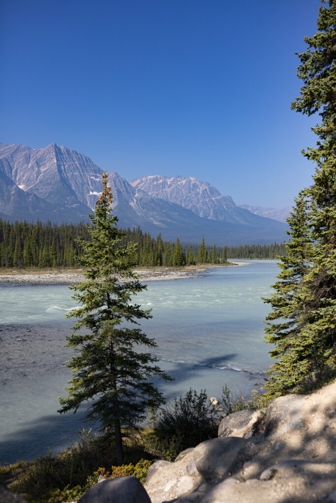 arrêt proche d'une rivière canadienne depuis la route mythique de la côte ouest du canada.