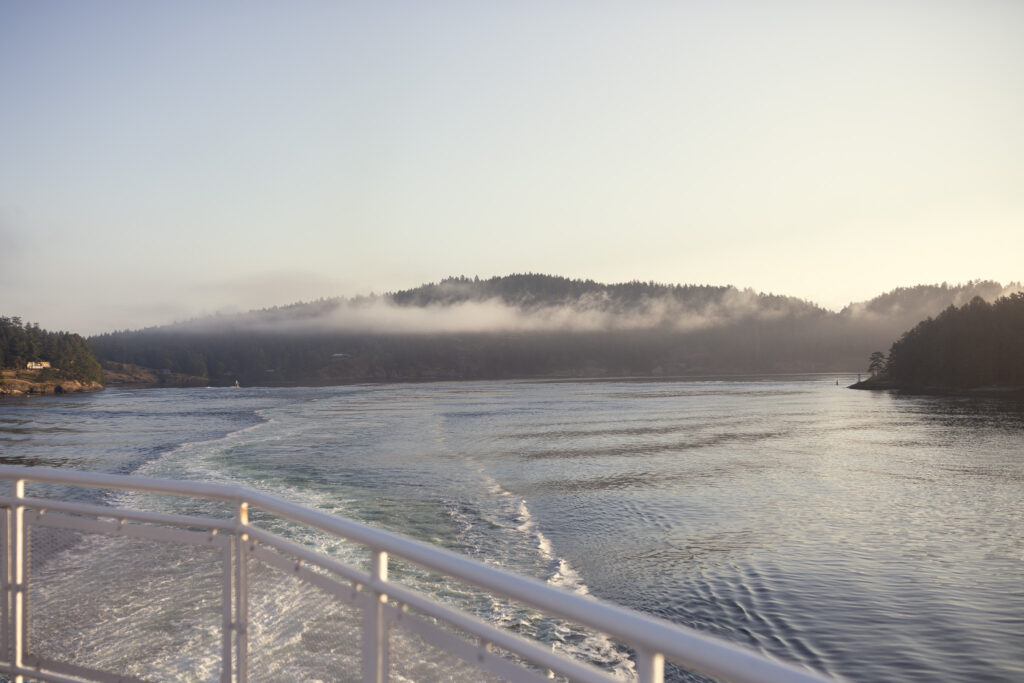 dans l'ambiance fraîche du matin, le ferry traverse les eaux de la ville à l'île de vancouver