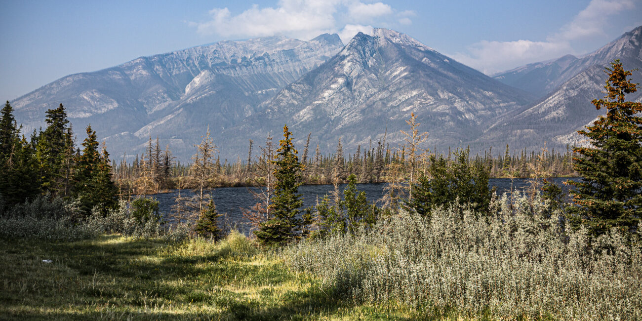 sur la route dans les rocheuses canadiennes avec vue sur les montagnes, la foret et un lac