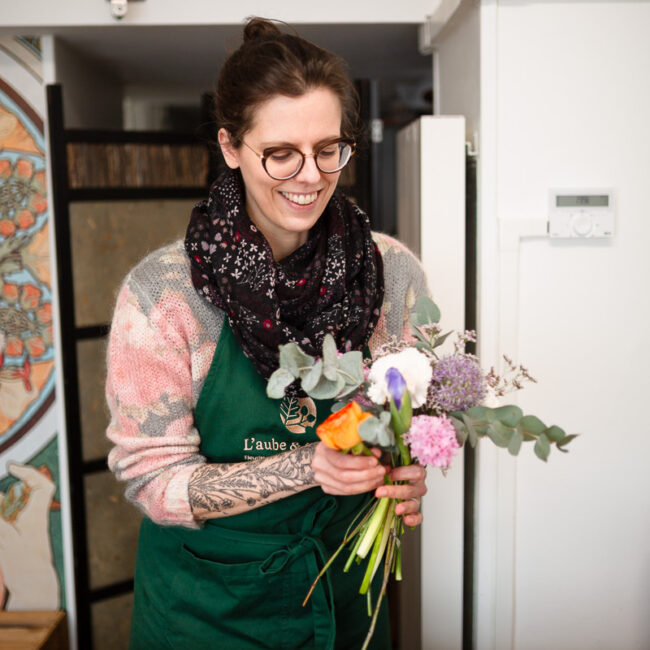 - Création artisanale d’un bouquet de fleurs fraîches par une fleuriste professionnelle. - Composition florale en cours dans un atelier chaleureux et créatif. - Artisan fleuriste assemblant des fleurs variées pour un bouquet sur mesure. - Bouquet en préparation dans l’atelier L’aube & l’épin, entre couleurs et textures. 📄 Variations de méta‑description Version storytelling Une fleuriste passionnée compose un bouquet vibrant dans l’atelier L’aube & l’épin, révélant un univers poétique et artisanal. Version technique Bouquet en création avec fleurs fraîches et variées dans l’atelier L’aube & l’épin, illustrant précision et savoir‑faire floral. Version orientée marque L’aube & l’épin met en lumière son expertise à travers une création florale artisanale réalisée dans son atelier chaleureux. Version orientée client Un bouquet coloré en préparation, idéal pour offrir un moment de douceur signé L’aube & l’épin. Version orientée produit Photo d’un bouquet en cours d’assemblage, mêlant fleurs roses, violettes et blanches dans un style naturel et élégant. 🏷️ Variations de légendes (captions) - Création florale artisanale dans l’atelier L’aube & l’épin. - Un bouquet en préparation, entre couleurs et poésie. - Le savoir‑faire de notre atelier en pleine action. - Une composition florale unique, façonnée à la main. - L’art de créer des bouquets sur mesure. 📚 Variations de descriptions longues Version “ambiance atelier” Cette image capture l’atmosphère chaleureuse de l’atelier L’aube & l’épin, où la fleuriste compose un bouquet coloré avec soin et créativité. Version “savoir‑faire” La photo met en avant la précision du geste et l’expertise artisanale de la fleuriste, en pleine création d’un bouquet aux teintes harmonieuses. Version “univers de marque” L’aube & l’épin dévoile ici son identité visuelle : un atelier inspirant, des fleurs fraîches et un travail minutieux au service de créations uniques. Version “produit” Ce bouquet en cours d’assemblage associe fleurs roses, violettes et blanches pour une composition élégante et naturelle. 🔧 3. Astuce : crée une “matrice” pour générer des dizaines de variations Tu peux combiner : Sujet fleuriste / artisan / créatrice / atelier / bouquet / composition florale Action compose / assemble / crée / prépare / imagine / façonne Ambiance chaleureuse / artisanale / colorée / naturelle / poétique / lumineuse Objectif bouquet sur mesure / création unique / composition fraîche / univers floral En mélangeant ces blocs, tu obtiens des textes uniques à chaque fois. Si tu veux, je peux aussi te créer une liste de 50 variations prêtes à copier‑coller, ou même une matrice automatique que tu pourras réutiliser pour toutes tes photos.