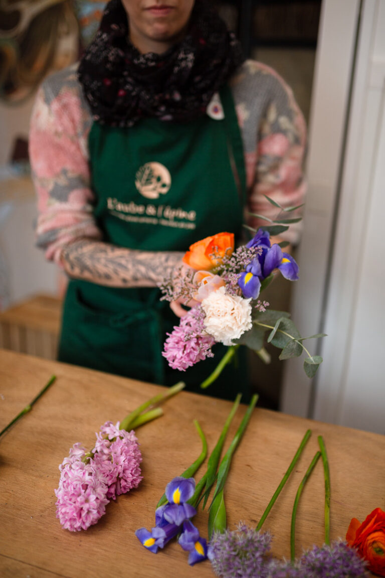 Bouquet en préparation dans l’atelier L’aube & l’épine, entre couleurs et textures.