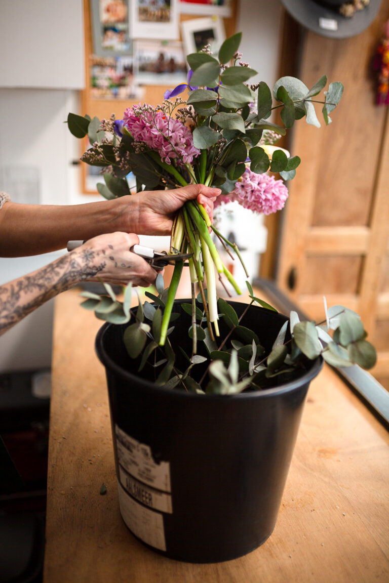 Bouquet en préparation dans l’atelier L’aube & l’épine, entre couleurs et textures.