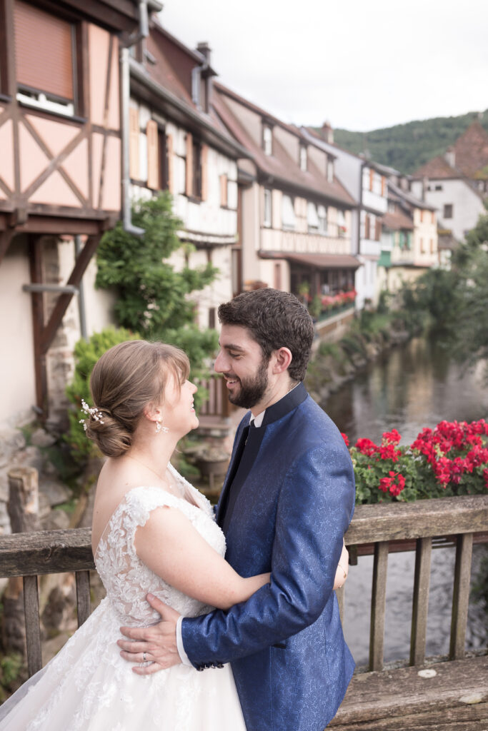 le couple de jeunes mariés dans les ruelles de Kayserberg