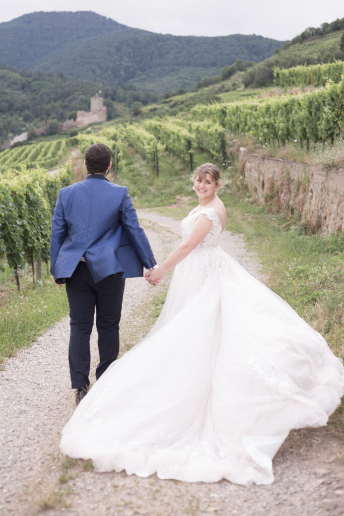 le couple de mariés dans la vallée alsacienne