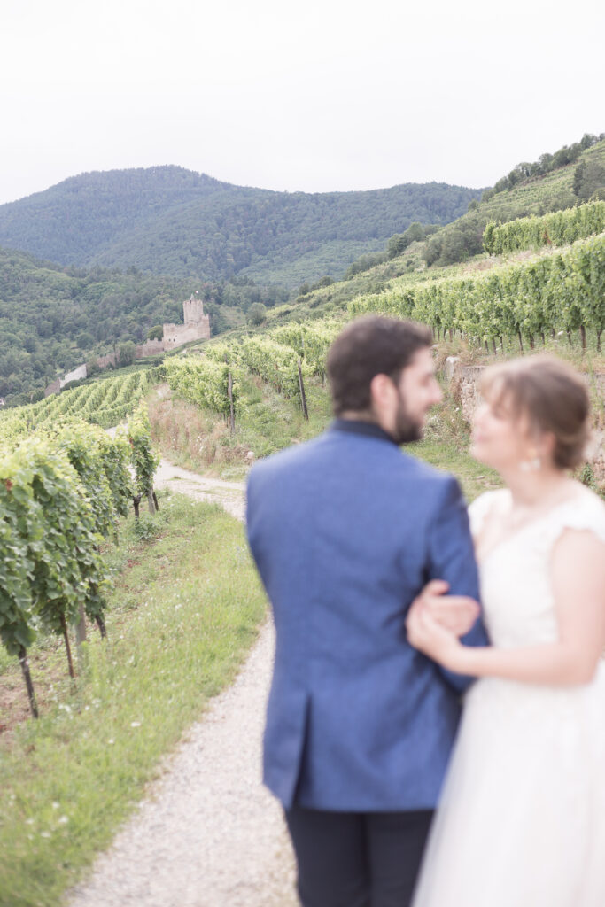 Vue sur le château de kayserberg en alsace avec le couple de mariés