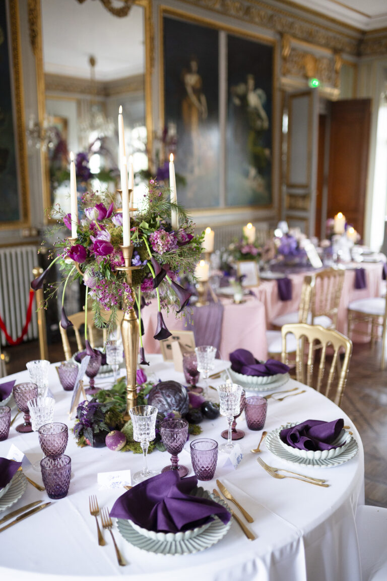Création d'une composition floral de table par une fleuriste professionnelle