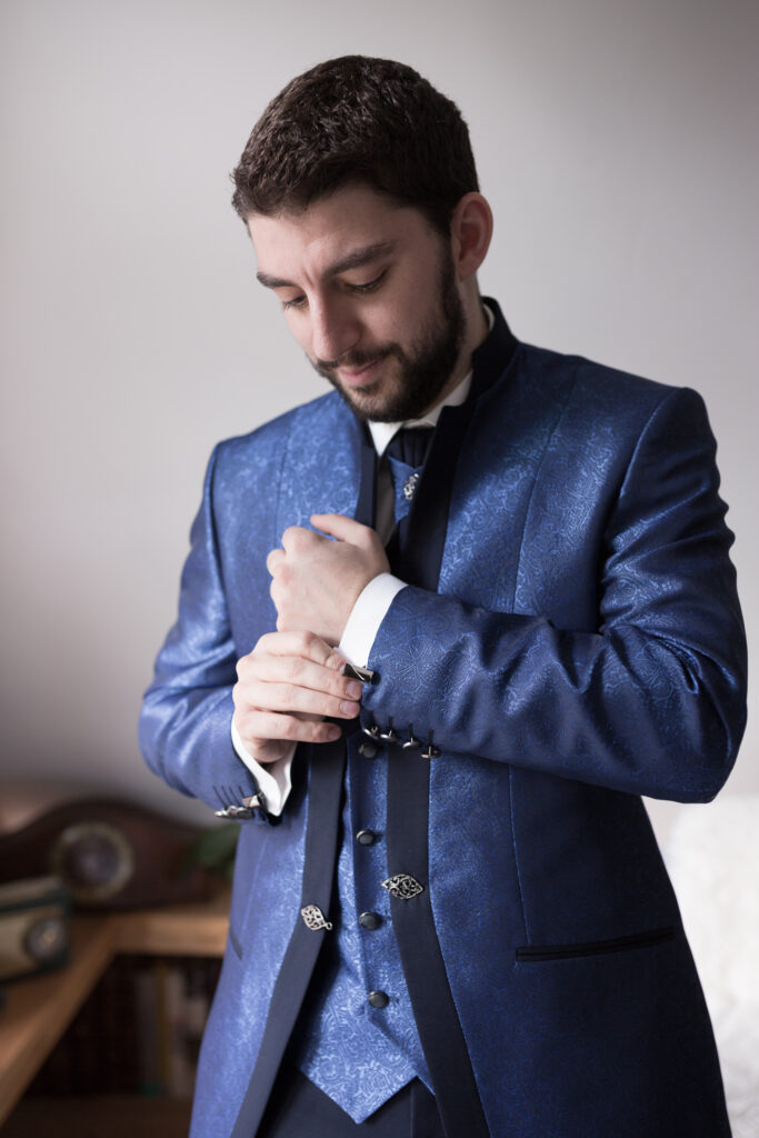 Le futur mariée en train de se préparer dans sa chambre