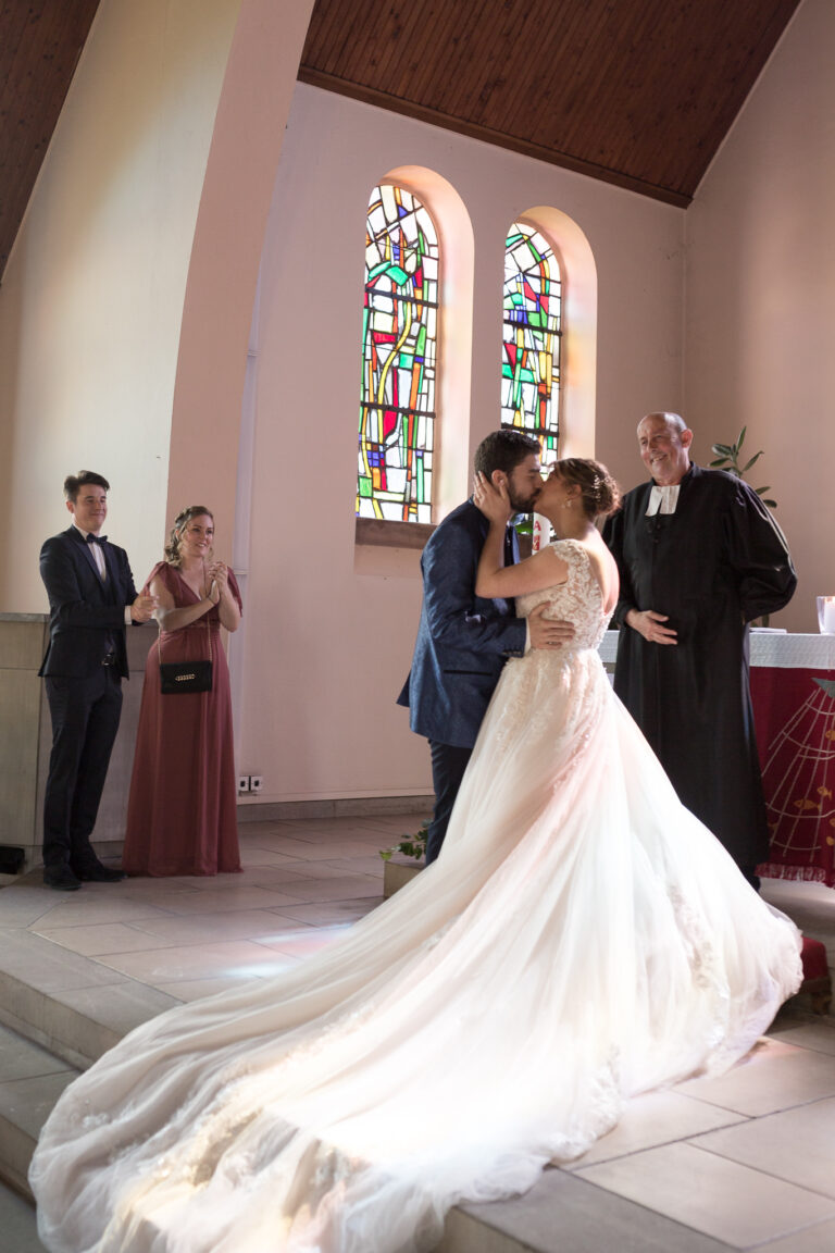 le bisou du couple fraîchement mariés