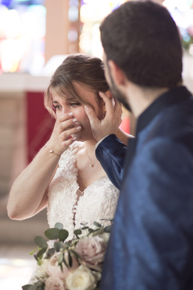 la mariée en pleure à l'église lors de la cérémonie