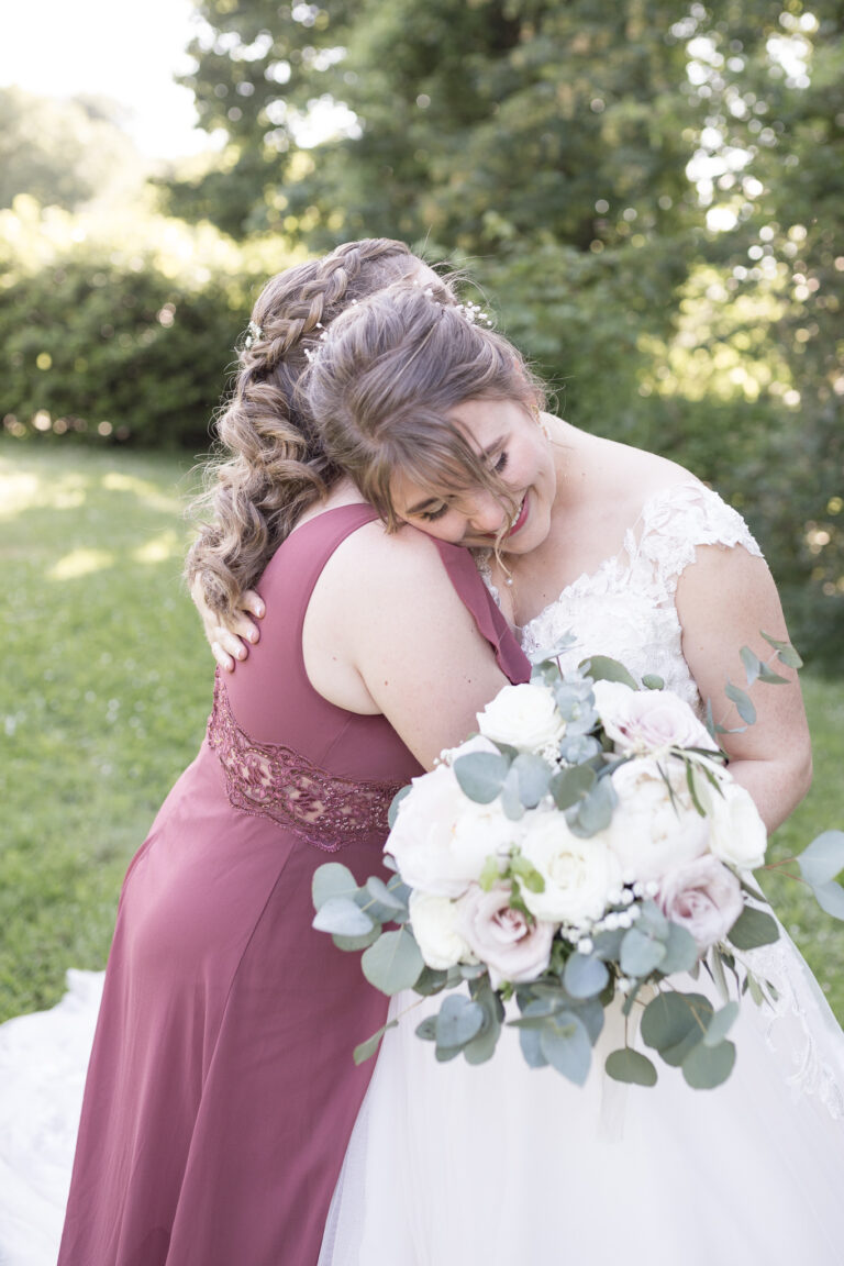 accolade de la mariée et sa témoin dans le parc de la Cour de Honau