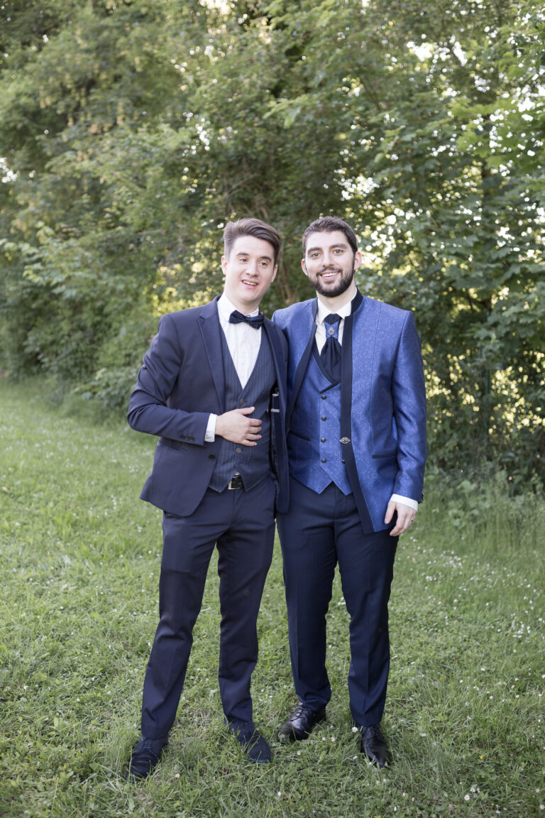 Pose du témoin et du marié dans les jardins de la Cour de Honau