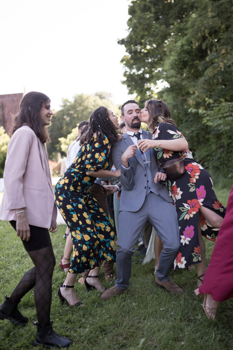 les invités s'amusent dans le parc lors du vin d'honneur