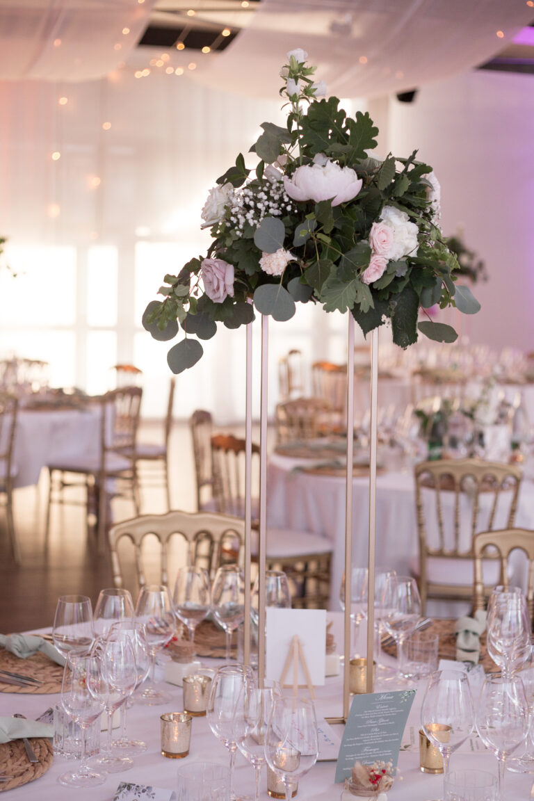 centre de table en hauteur dans la salle de recéption