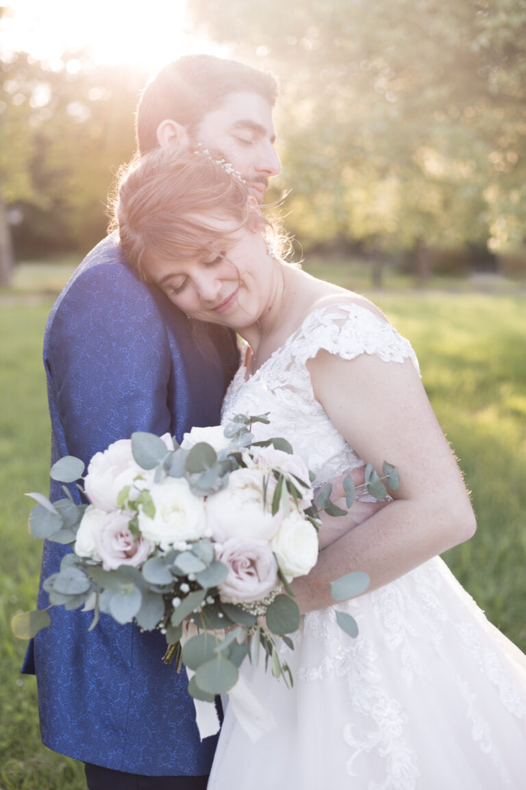 photo de couple dans le parc avec la lumière du soir