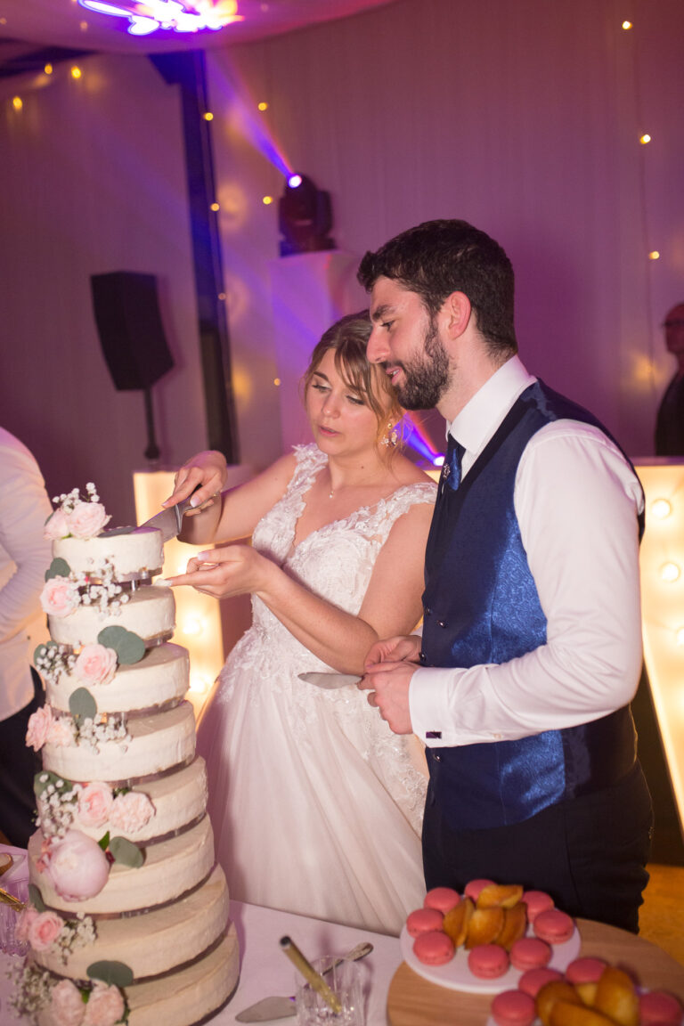 Découpage du gâteau par les mariés dans la soirée